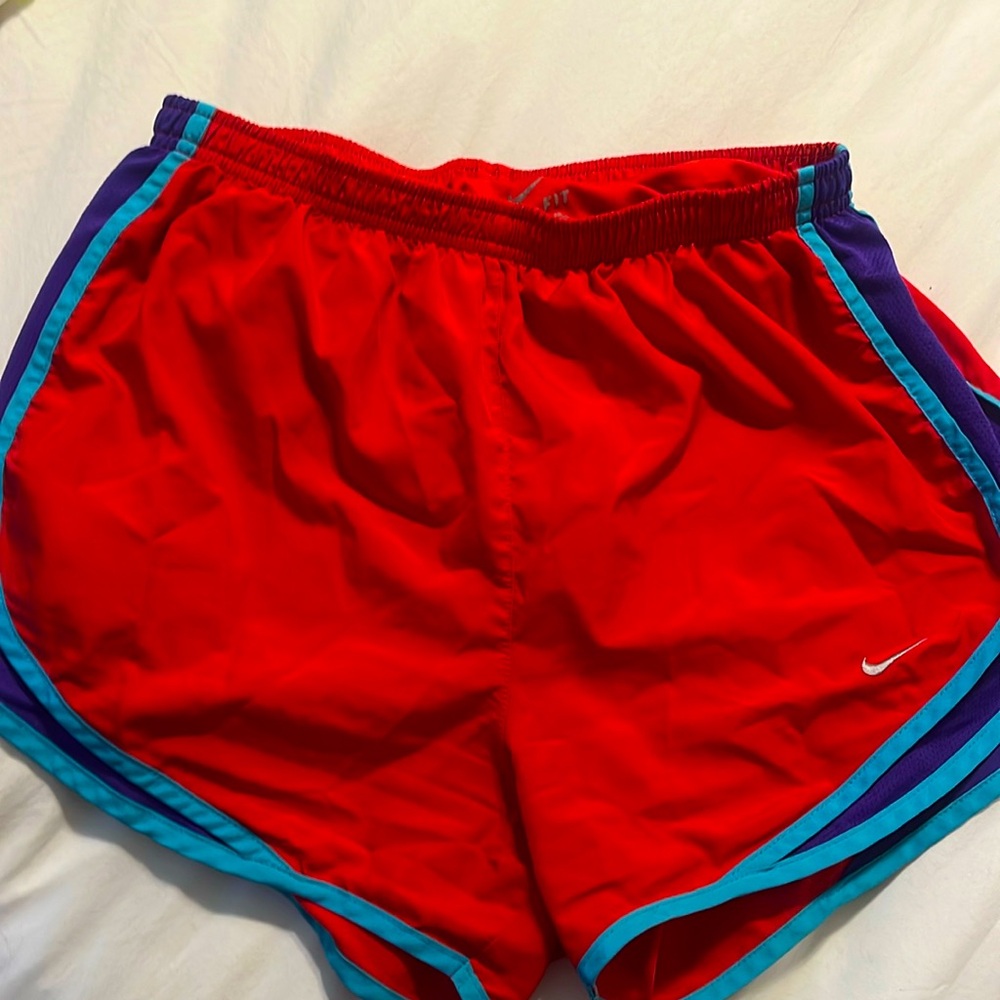 Nike women’s dry tempo shorts size small. Red